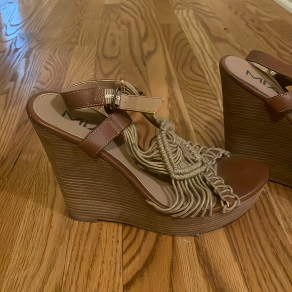 Mia wedge sandals. Size 6 1/2. Retro. - Picture 2 of 4